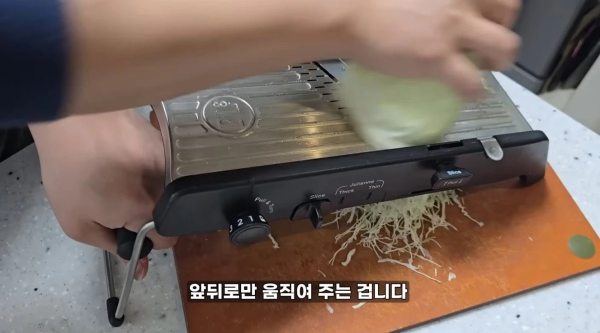 앞 뒤로 움직이며 양배추를 채 써는 모습. / 유튜브 '밥 하는 청년'
