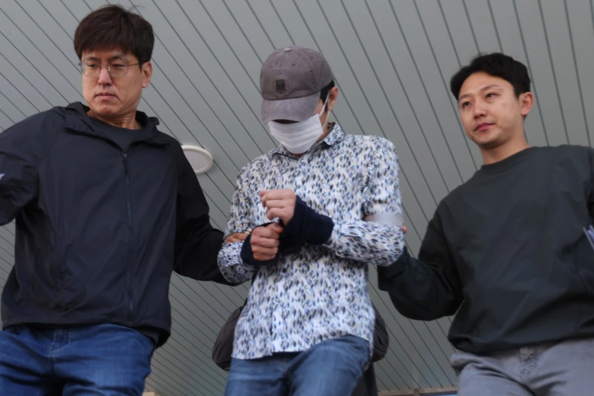 조사 위해 호송되는 '나주 부부 살인사건' 피의자 / 뉴스1