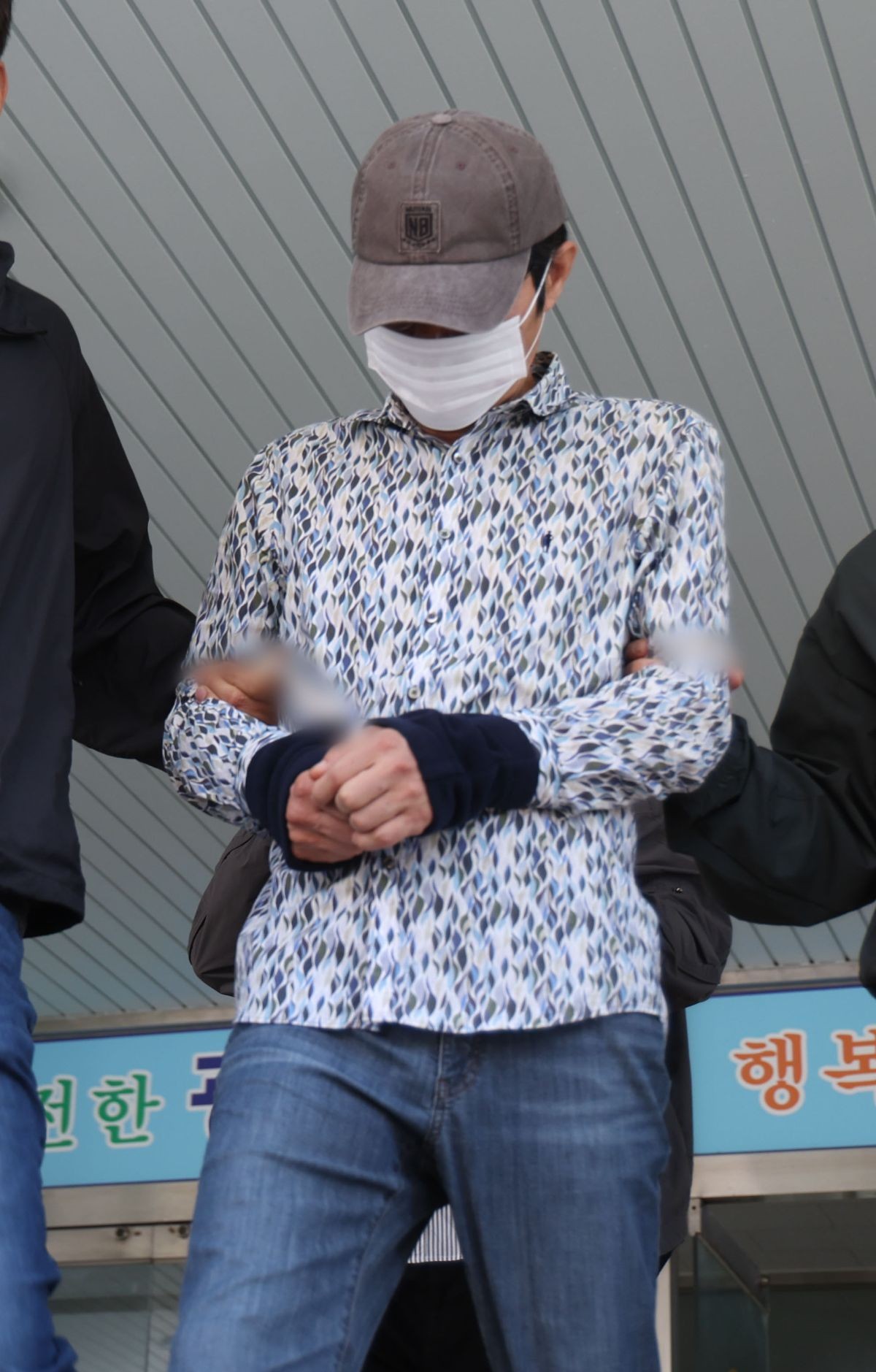 조사 위해 호송되는 '나주 부부 살인사건' 피의자 / 뉴스1