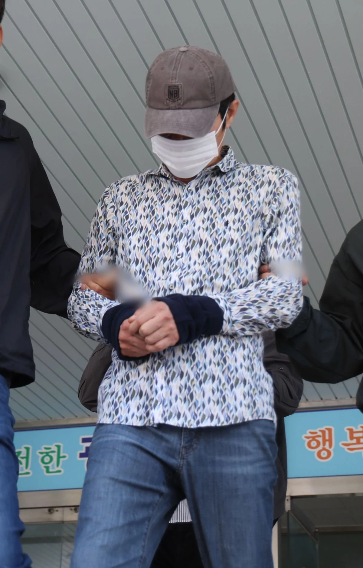 조사 위해 호송되는 '나주 부부 살인사건' 피의자 / 뉴스1