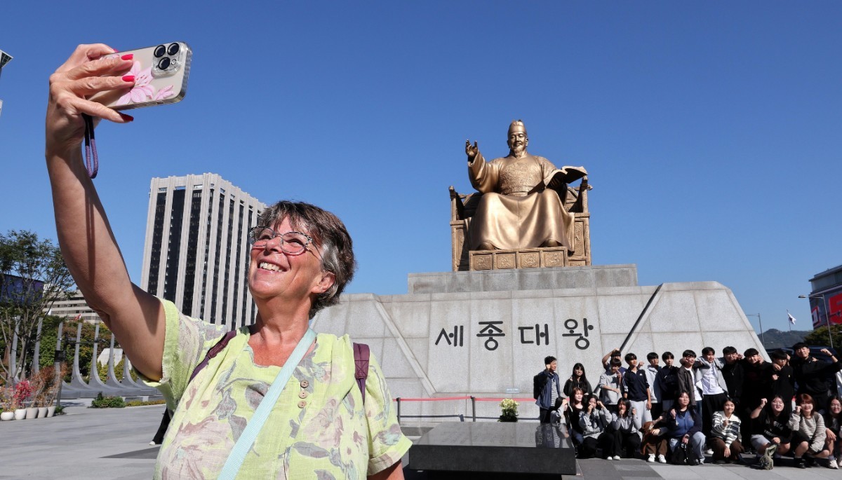 한글날 제정 100주년을 하루 앞둔 8일 서울 종로구 광화문광장에서 외국인 관광객이 세종대왕 동상을 배경으로 셀피를 찍고 있다.올해는 훈민정음 반포 580주년이자 한글날 제정 100주년을 맞는 해다. / 뉴스1