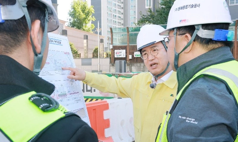 서대전네거리 트램 공사 현장을 점검하고 있는 허태정 대전시장/사진=대전시