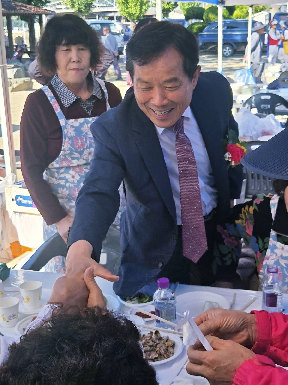 최유철의성군수께서 주민화합대잔치 행사장 곳곳을 다니면 주민들과 일일이 인사를 나누고 있다.