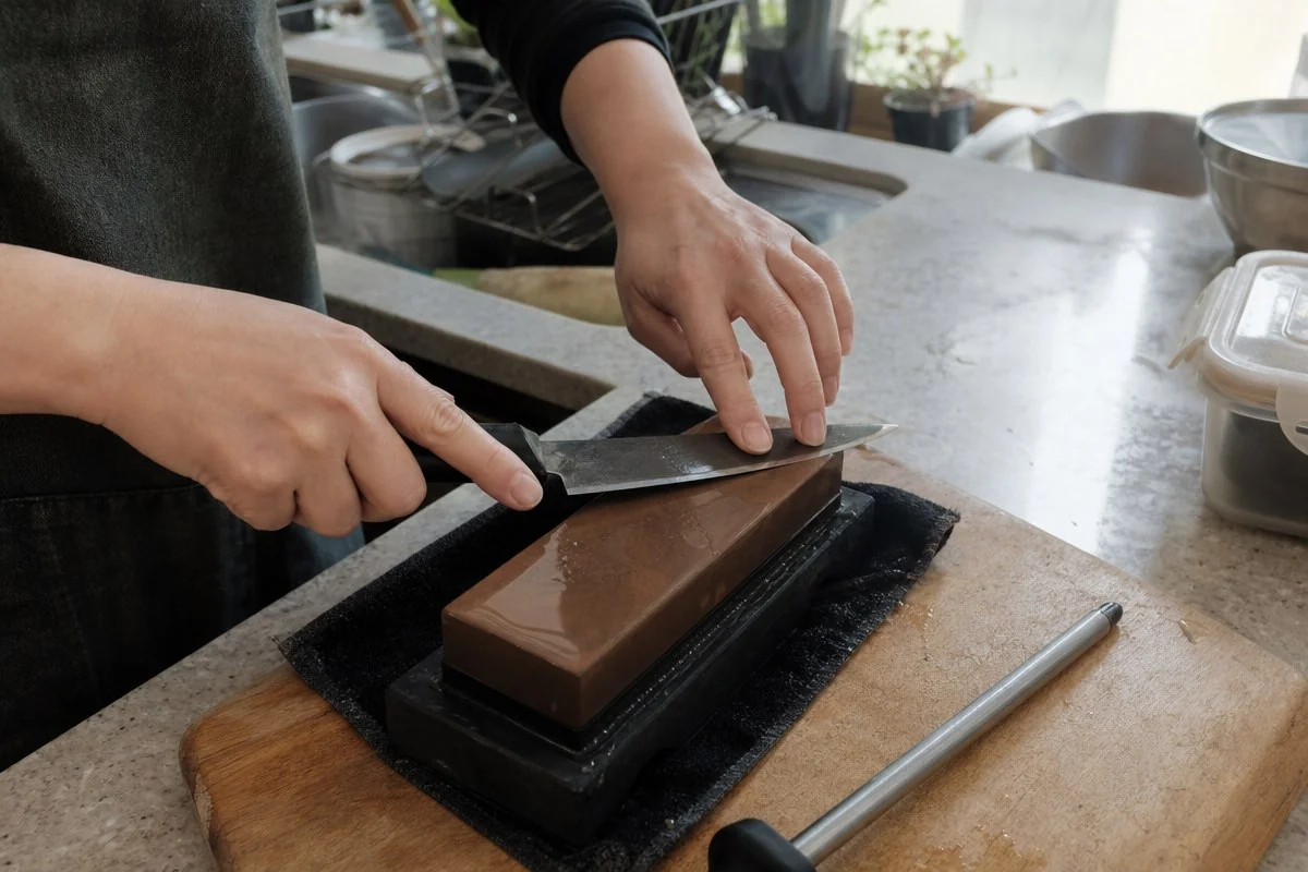 평소에는 쇠막대로 정렬하고 본격 연마는 한두 번이면 된다 — 내용 이해를 돕는 AI 이미지