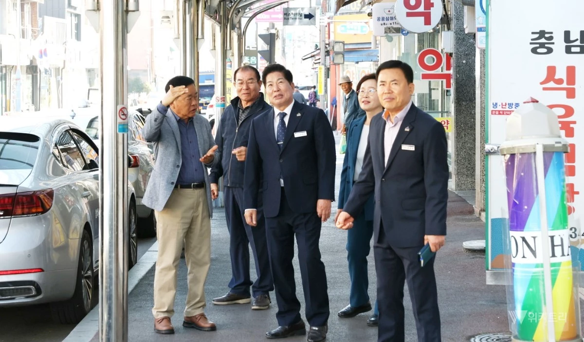 공영민 고흥군수가 민선 9기 취임 100일을 맞이하여 화려한 기념행사 대신 운동화 끈을 고쳐 매고 삶의 현장으로 뛰어들었다. / 고흥군