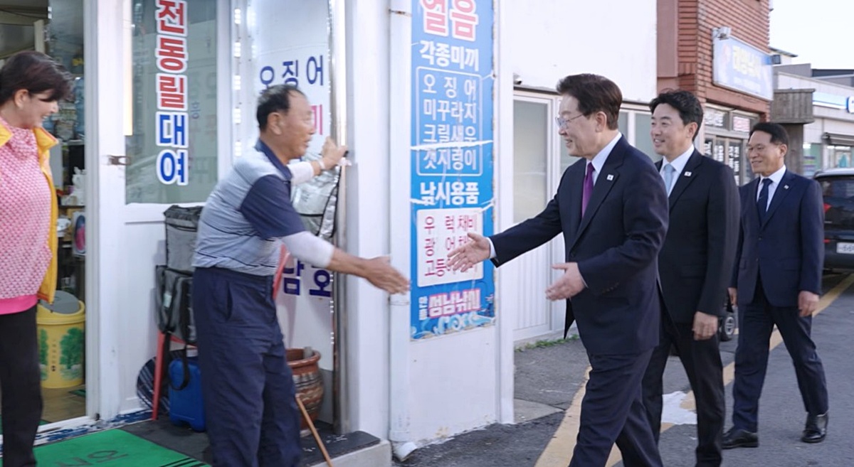 "손이 더러워서..." 악수 망설이는 상인에게 이 대통령이 꺼낸 말 