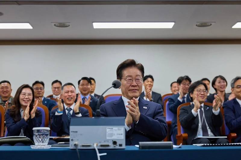 이재명 대통령, '극초음속 활공비행체' 발사 성공 참관 / 뉴스1