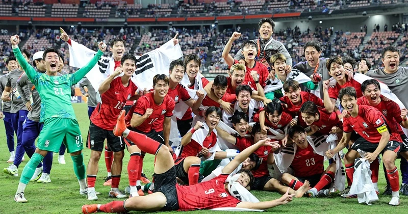 금메달을 목에 건 아시안게임 축구 대표팀 / 뉴스1