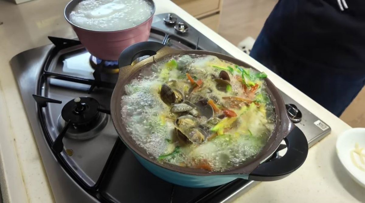 완성된 바지락 칼국수. / 유튜브 '20대 수산물 전문가, 에단'