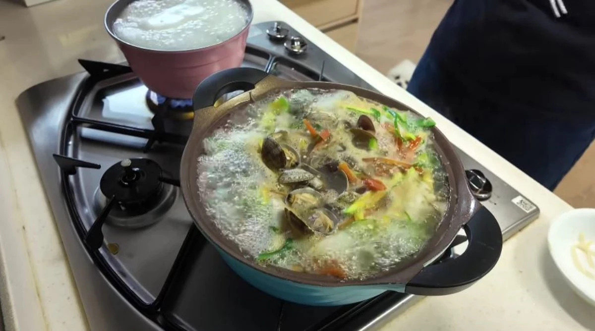 완성된 바지락 칼국수. / 유튜브 '20대 수산물 전문가, 에단'