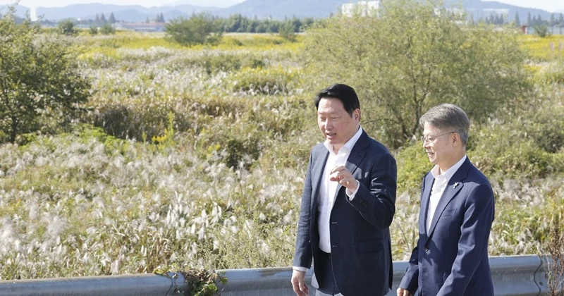 호남권 반도체 산단부지 걷는 최태원 SK회장 / 뉴스1