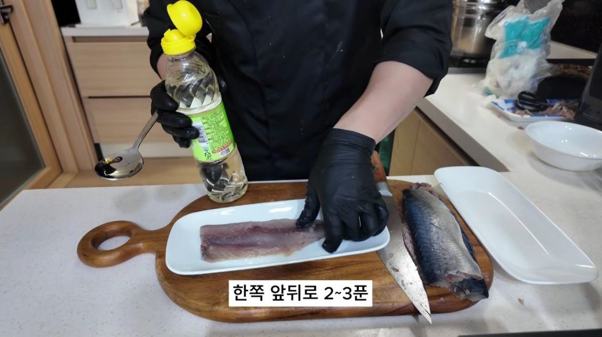 식초를 고등어 앞 뒤로 바르는 모습. / 유튜브 '20대 수산물 전문가, 에단'
