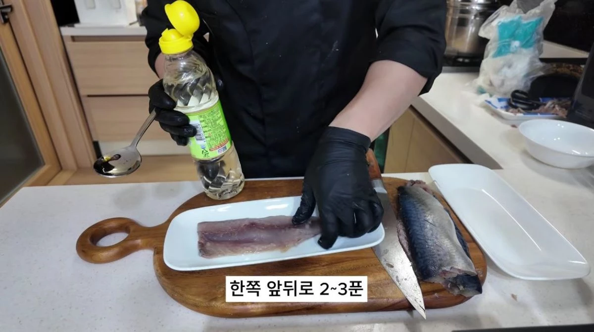 식초를 고등어 앞 뒤로 바르는 모습. / 유튜브 '20대 수산물 전문가, 에단'