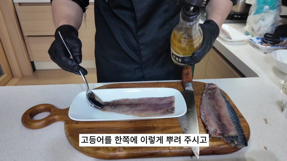 미림을 고등어에 뿌리는 모습. / 유튜브 '20대 수산물 전문가, 에단'