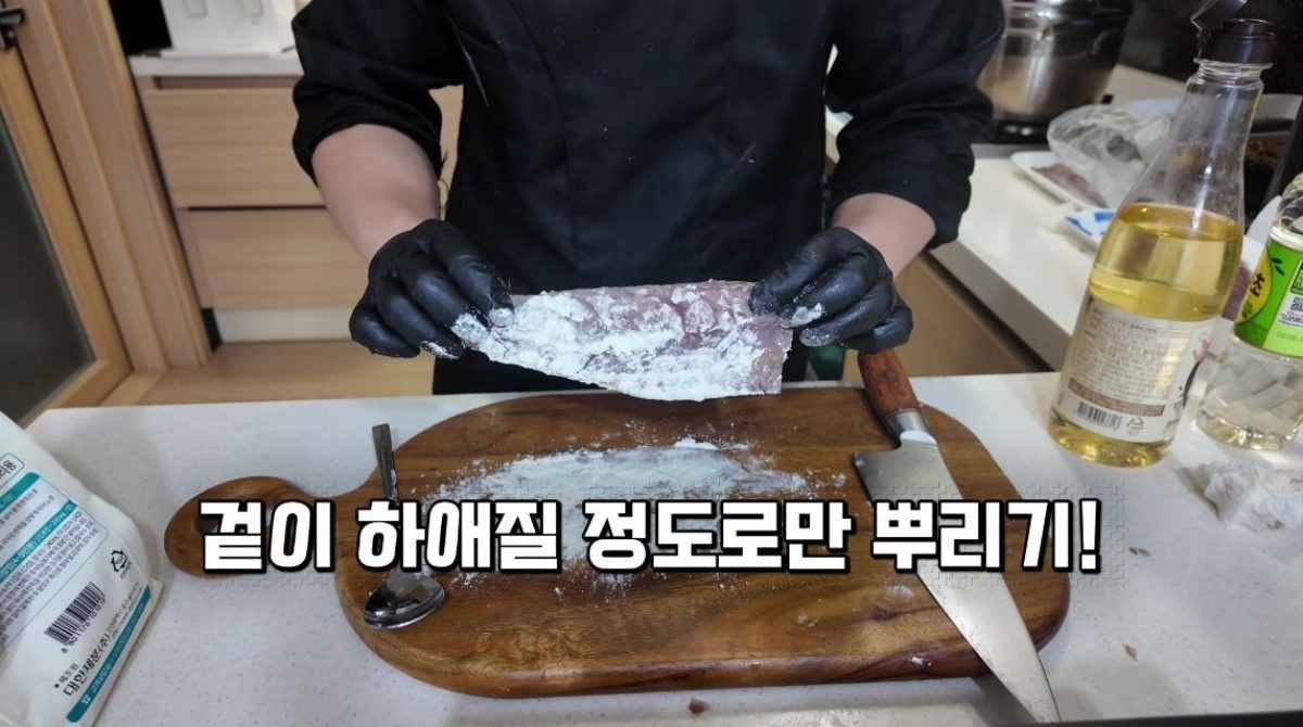 밀가루를 고등어에 뿌리는 모습. / 유튜브 '20대 수산물 전문가, 에단'