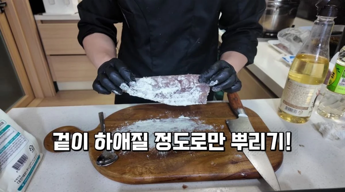 밀가루를 고등어에 뿌리는 모습. / 유튜브 '20대 수산물 전문가, 에단'
