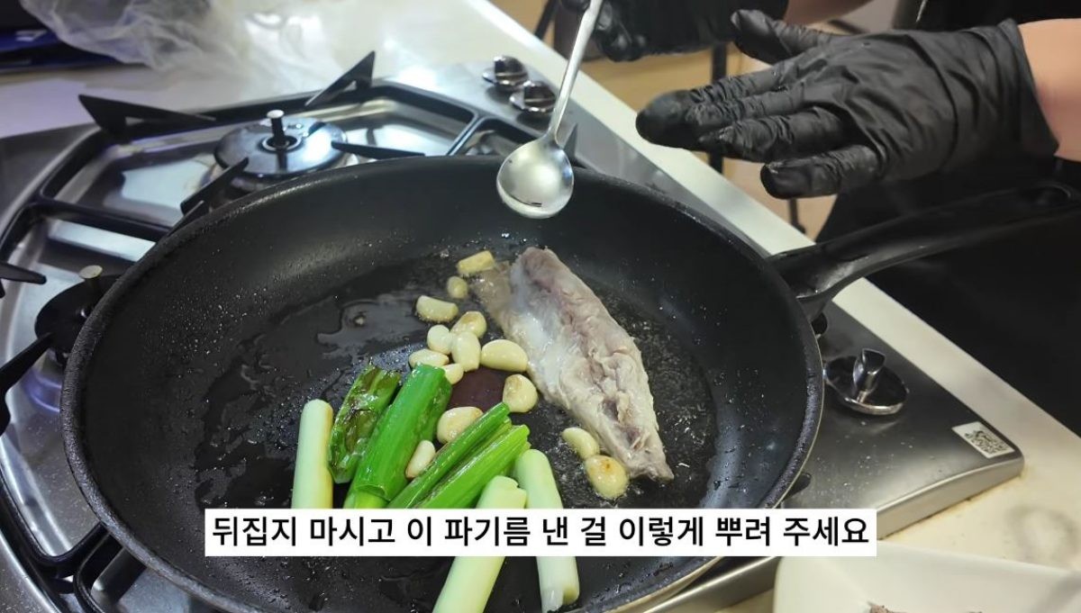 파기름을 낸 후 고등어를 굽는 모습. / 유튜브 '20대 수산물 전문가, 에단'