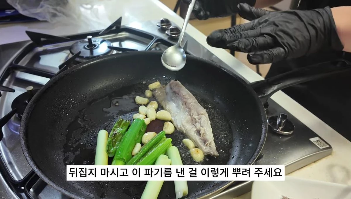 파기름을 낸 후 고등어를 굽는 모습. / 유튜브 '20대 수산물 전문가, 에단'