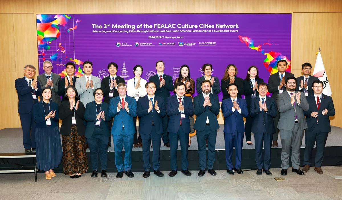 9일 경주화백컨벤션센터(HICO)에서 열린 ‘제3차 FEALAC 문화도시 네트워크 회의’에서 주요 참석자들이 기념촬영을 하고 있다./이하 경주시