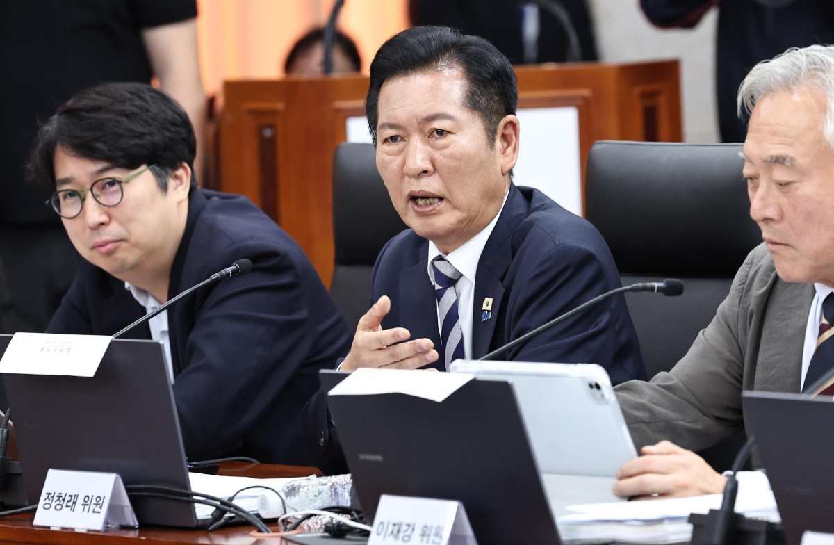정청래 더불어민주당 의원이 7일 서울 종로구 통일부 남북회담본부에서 열린 국회 외교통일위원회의 통일부 등에 대한 국정감사에서 박충권 국민의힘 의원을 향해 의사진행 발언을 하고 있다. / 뉴스1
