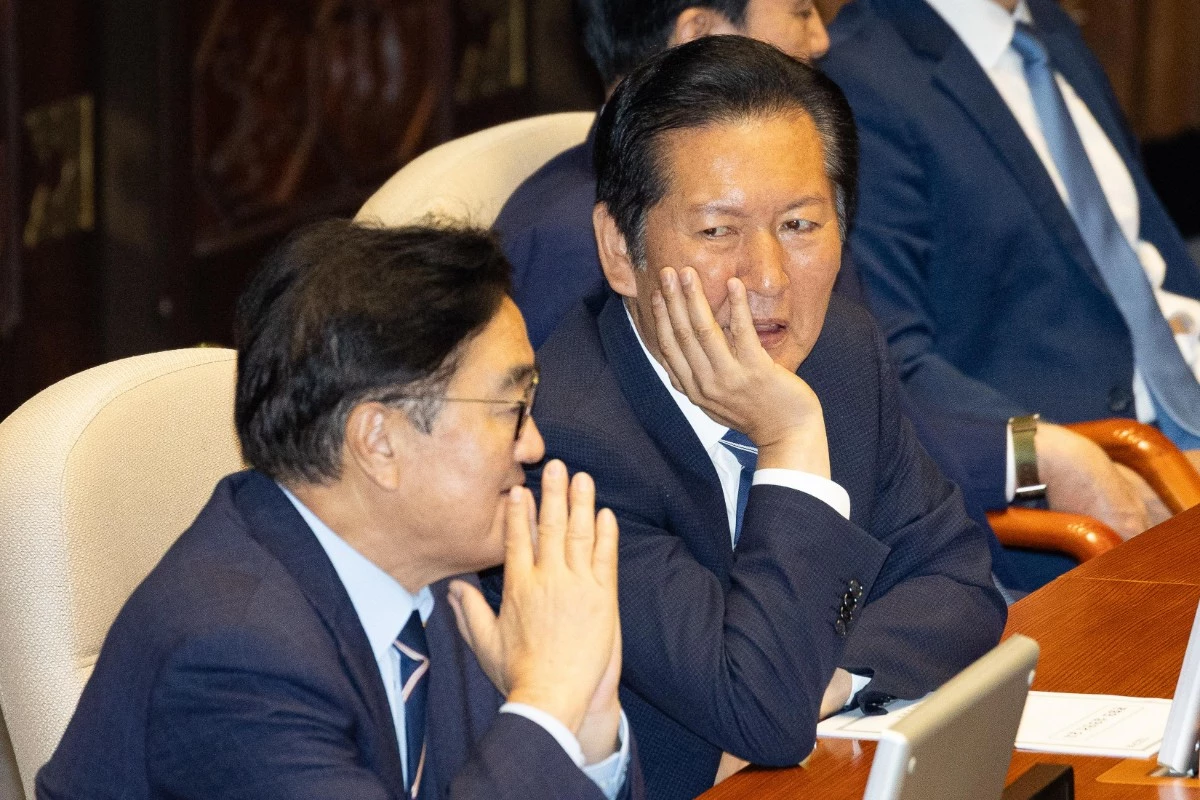 정청래 전 더불어민주당 대표와 우원식 전 국회의장이 1일 서울 여의도 국회에서 열린 제439회 국회(정기회) 제10차 본회의에서 대화하고 있다. / 뉴스1