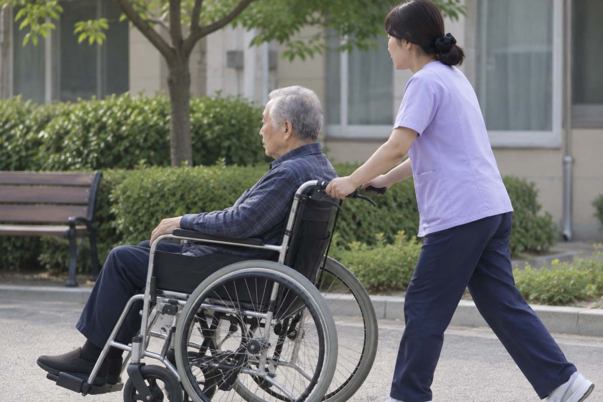 경기 남양주에 있는 한 요양원이 입소자가 숨지자 가족에게 알리지 않고 시신을 화장해 충격을 주고 있다. 글에 대한 이해를 돕기 위해 AI 툴로 만든 사진.