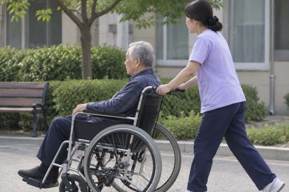 경기 남양주에 있는 한 요양원이 입소자가 숨지자 가족에게 알리지 않고 시신을 화장해 충격을 주고 있다. 글에 대한 이해를 돕기 위해 AI 툴로 만든 사진.