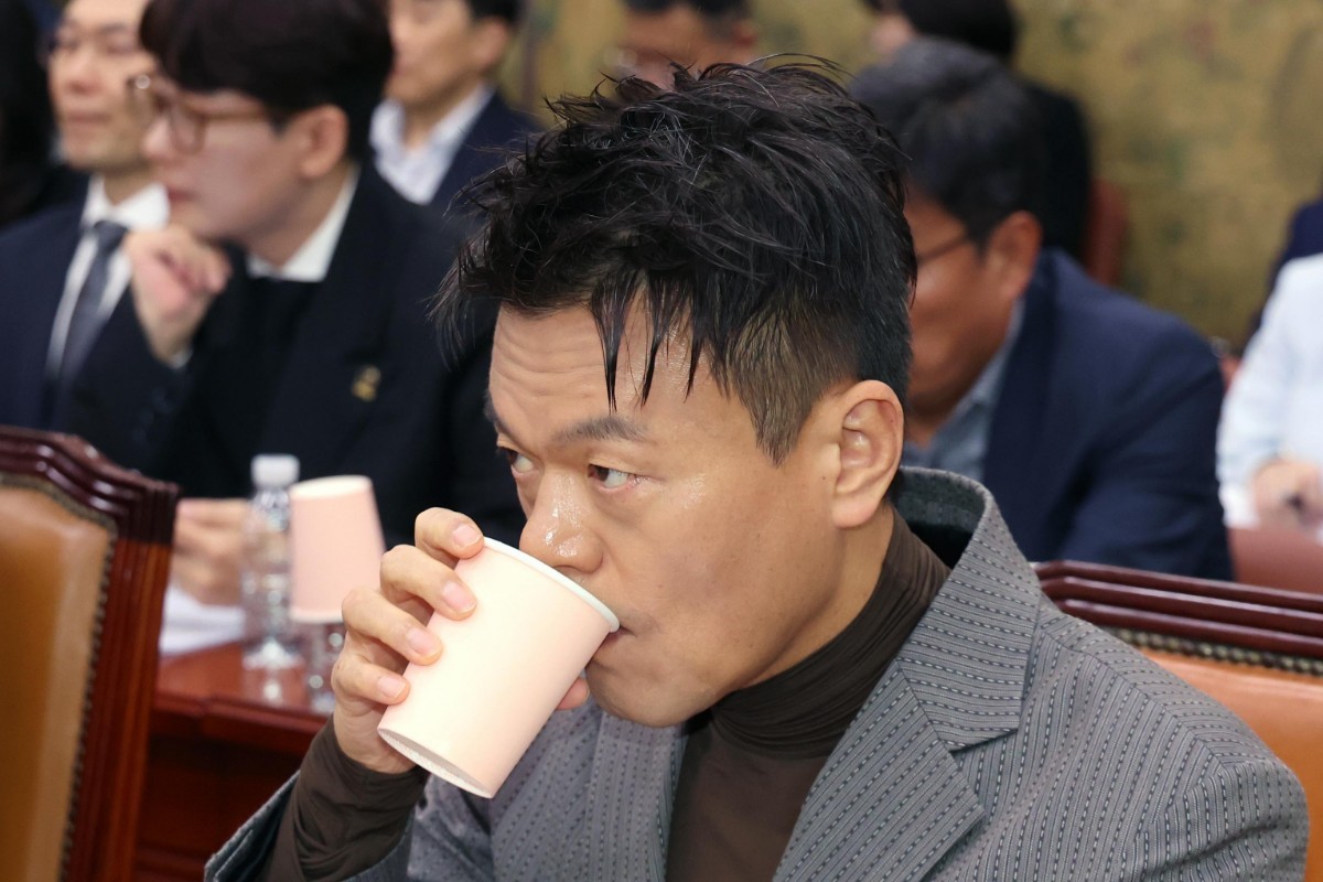 박진영 대중문화교류위원회 공동위원장이 7일 서울 여의도 국회 문화체육관광위원회에서 열린 문화체육관광부에 대한 국정감사에서 증인으로 출석, 물을 마시고 있다. 박 위원장은 JYP엔터테인먼트 창업자다. / 뉴스1