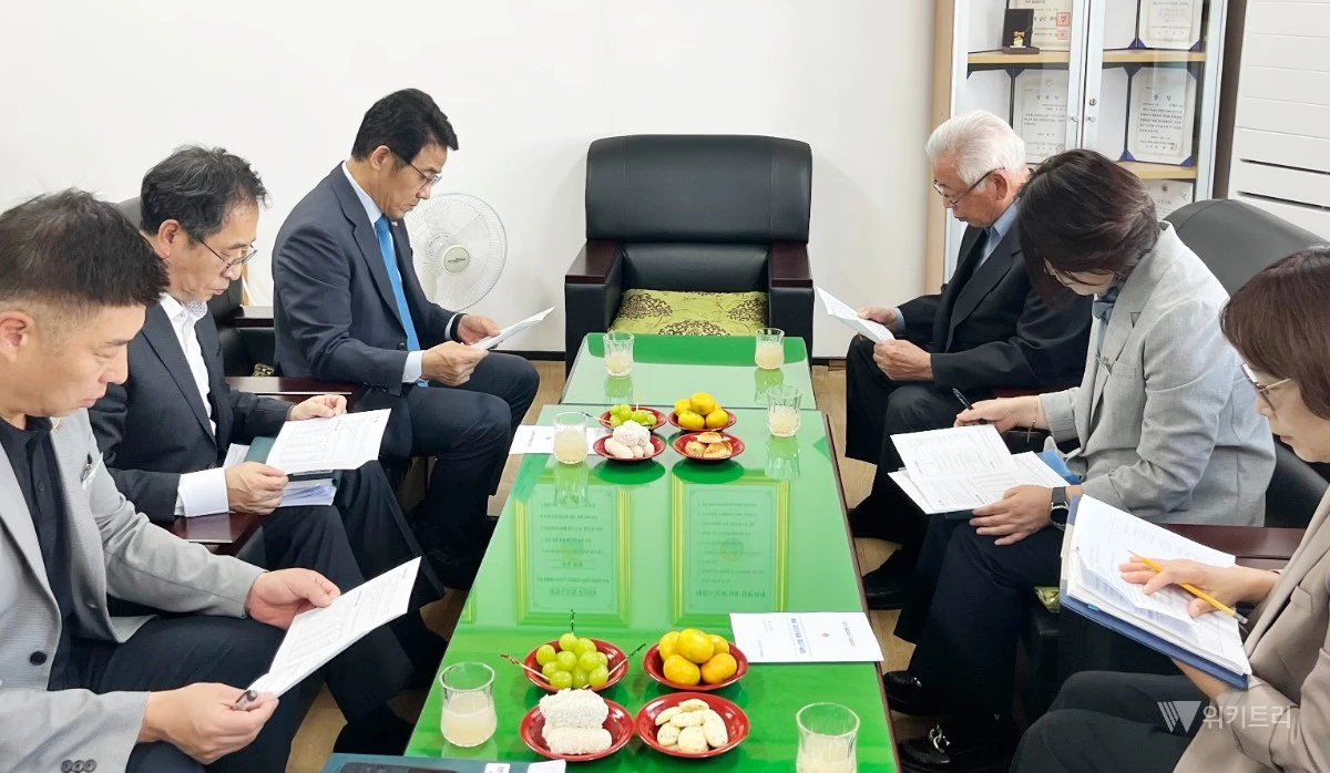 장영철 함평부군수가별도의 취임식 없이 대한노인회 함평군지회를 방문해 조용무 지회장과 취임 인사를 나누고, 지역 어르신들의 다양한 의견을 청취하며 노인복지 증진을 위한 소통의 시간을 가졌다. / 함평군