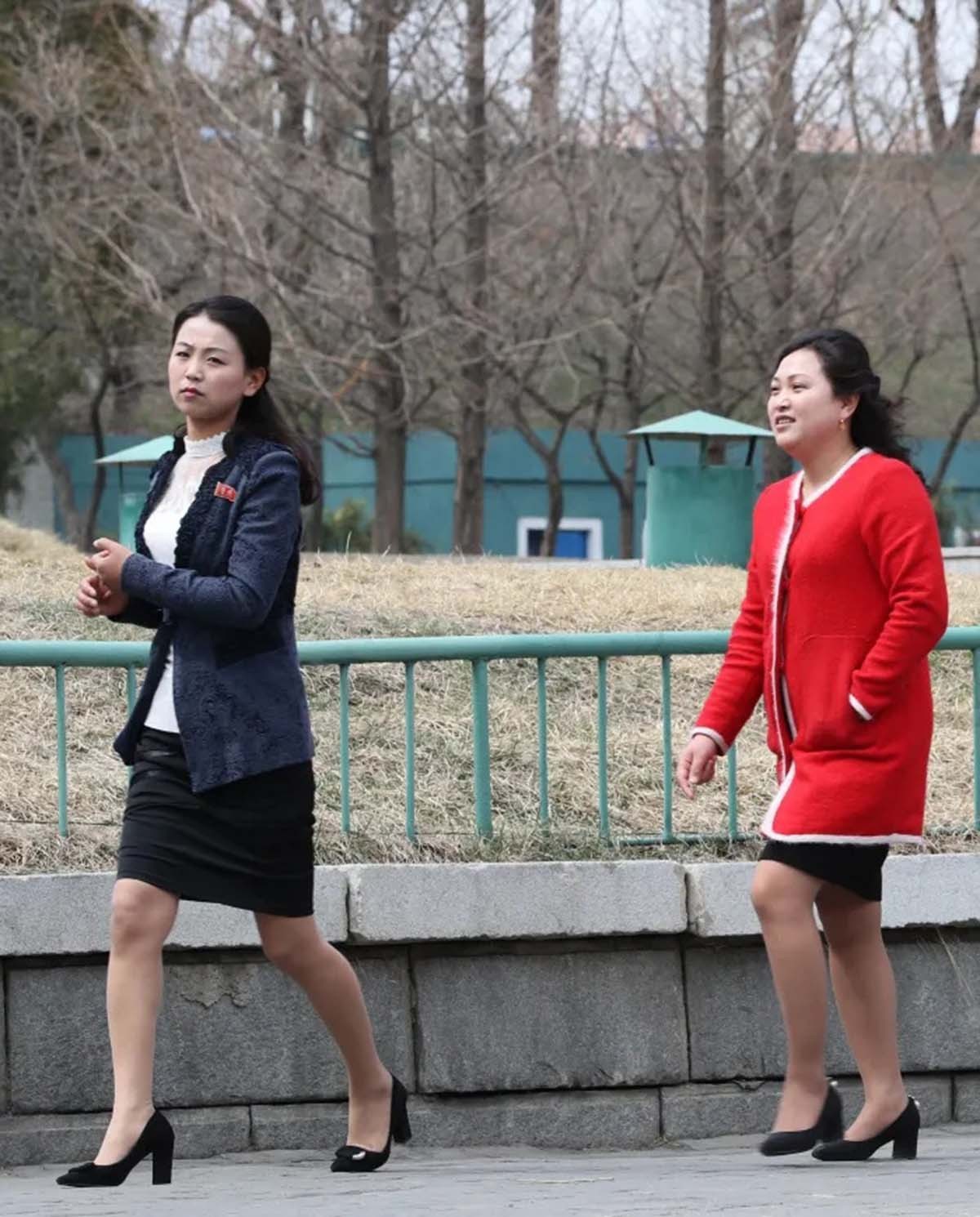 평양 창전거리에서 시민들이 오가고 있다. 2018년 4월 2일자 연합뉴스 사진.