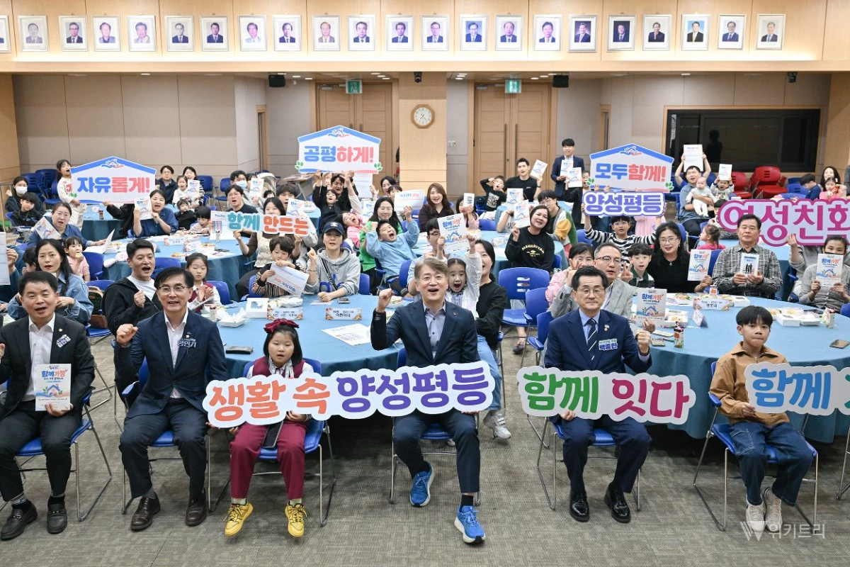 김이강 전남광주통합특별시 서구청장이 8일 서구청 들불홀에서 열린 ‘함께가정 약속식’에서 함께가정 약속 선언 퍼포먼스를 한 후 참석자들과 기념촬영을 하고 있다./ 전남광주통합특별시 서구