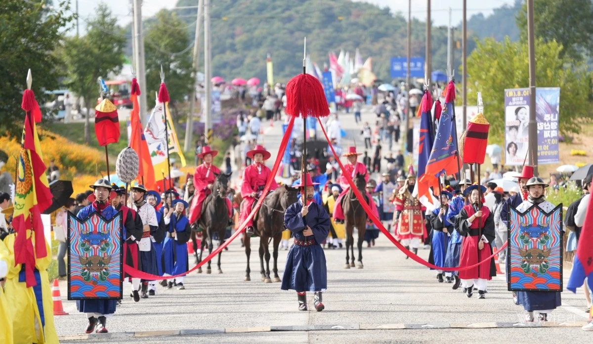 나주문화재단(이사장 윤병태)은 지난 9일 영산강정원 일원에서 '2026 나주영산강축제'의 일환으로 기획된 '천년나주목사 부임행차 행렬'을 시민과 관광객들의 열띤 호응 속에 성공적으로 마쳤다. / 나주시