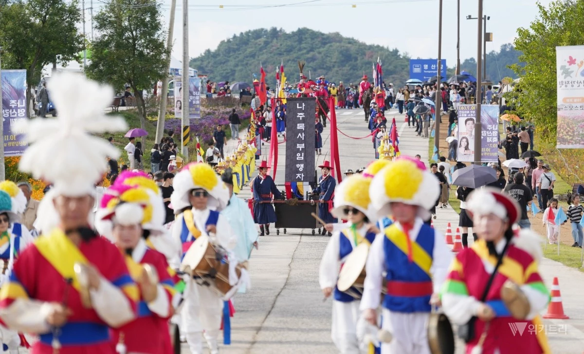 나주문화재단(이사장 윤병태)은 지난 9일 영산강정원 일원에서 '2026 나주영산강축제'의 일환으로 기획된 '천년나주목사 부임행차 행렬'을 시민과 관광객들의 열띤 호응 속에 성공적으로 마쳤다. / 나주시