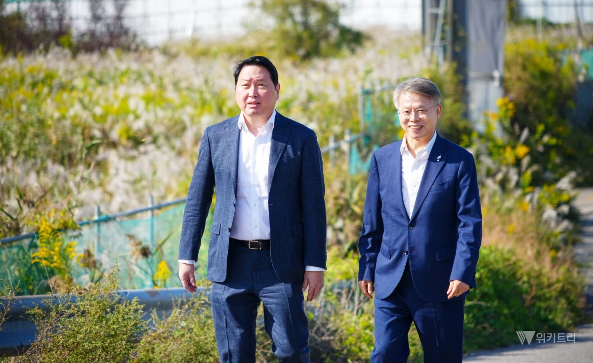 민형배 전남광주통합특별시장과 최태원 SK그룹 회장이 9일 오후 군공항 탄약고 이전 예정지를 찾아 호남권 반도체 클러스터 부지를 점검하고 있다./전남광주통합특별시