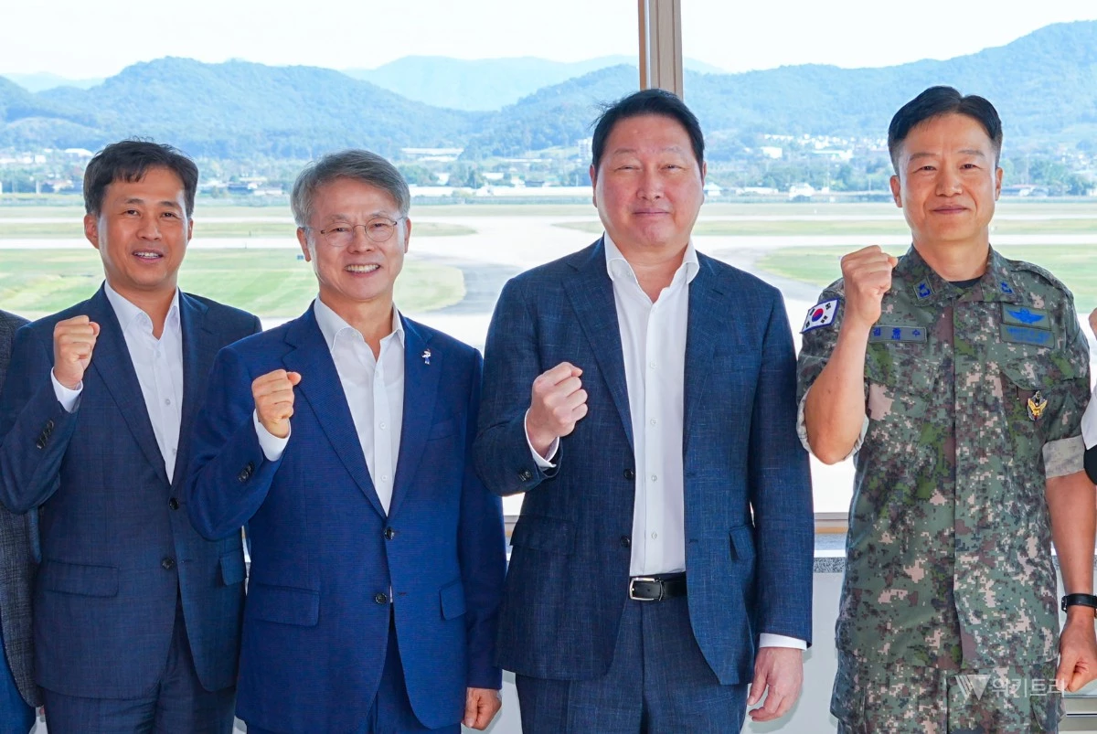 민형배 전남광주통합특별시장과 최태원 SK그룹 회장이 9일 오후 광산구 공군 제1전투비행단 비상관제탑에서 호남권 반도체 클러스터 부지를 점검한 뒤 기념촬영을 하고 있다./전남광주통합특별시
