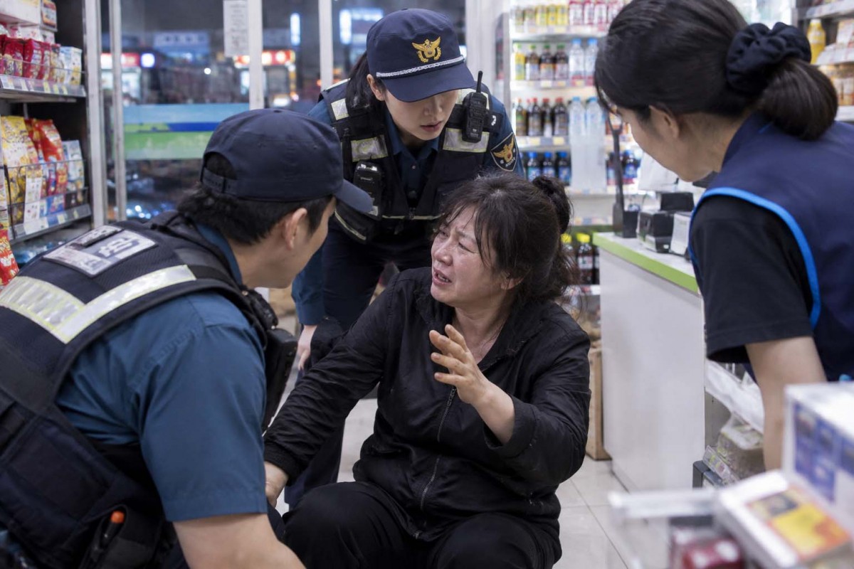 50대 여성이 편의점으로 달려가 '남편이 흉기로 날 죽이려 한다'고 신고를 요청해 경찰이 긴급 출동하는 상황이 벌어졌다. 글에 대한 이해를 돕기 위해 AI 툴로 만든 사진.