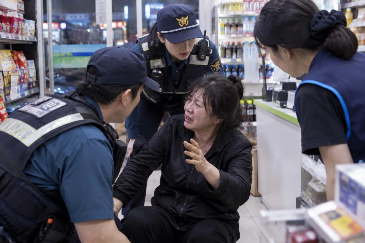 50대 여성이 편의점으로 달려가 '남편이 흉기로 날 죽이려 한다'고 신고를 요청해 경찰이 긴급 출동하는 상황이 벌어졌다. 글에 대한 이해를 돕기 위해 AI 툴로 만든 사진.