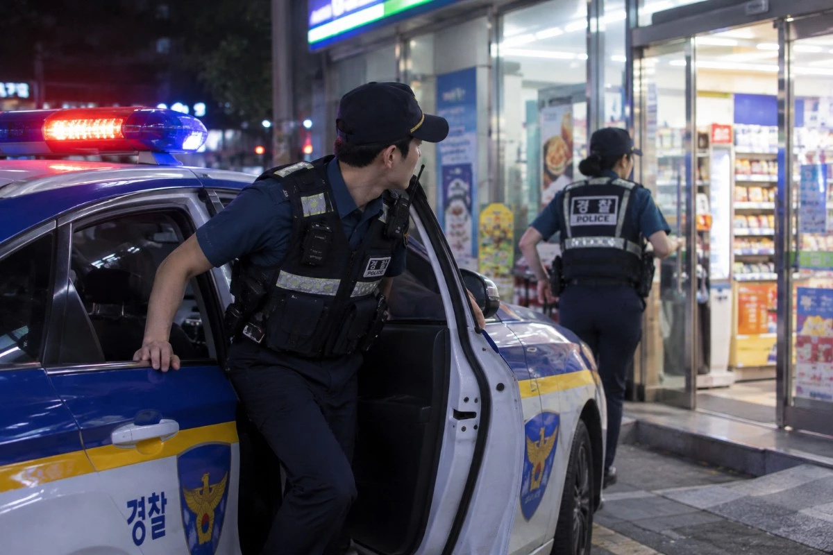 50대 여성이 편의점으로 달려가 '남편이 흉기로 날 죽이려 한다'고 신고를 요청해 경찰이 긴급 출동하는 상황이 벌어졌다. 글에 대한 이해를 돕기 위해 AI 툴로 만든 사진.