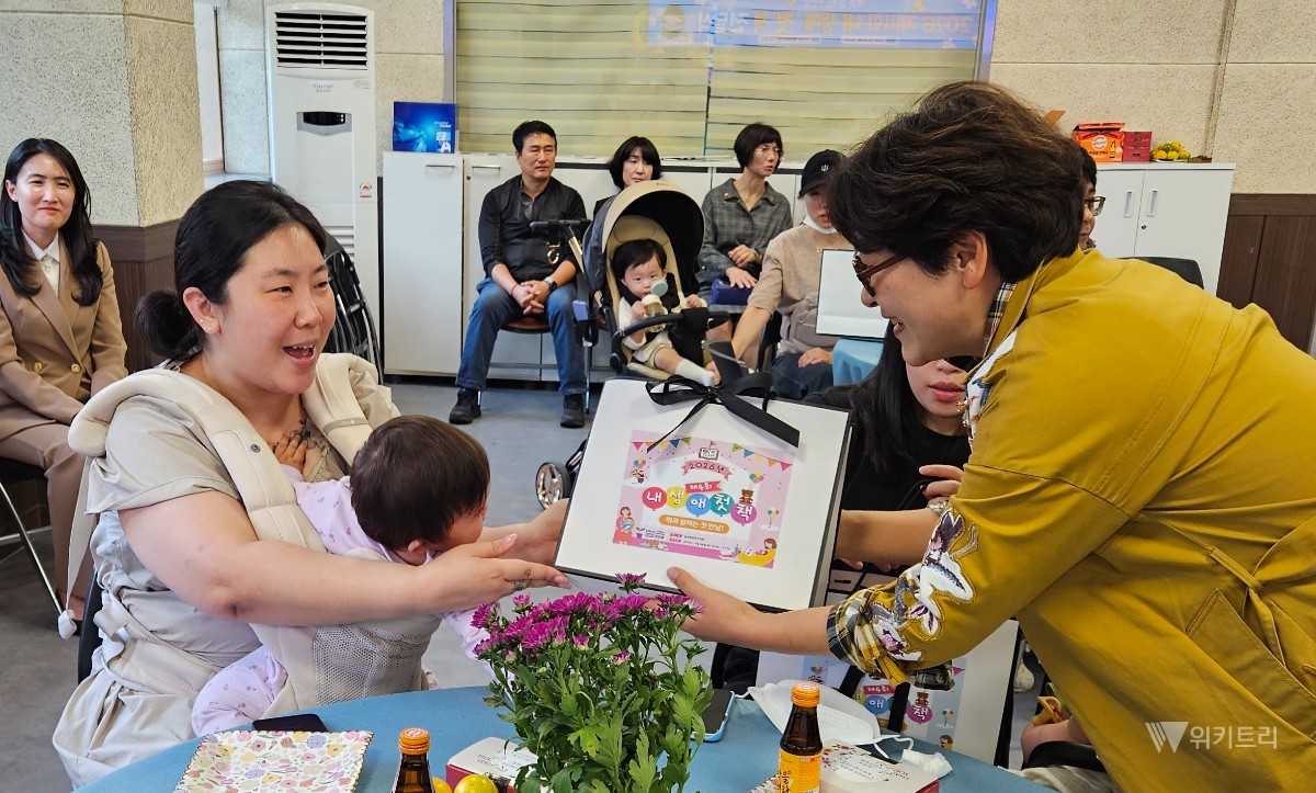 "마을이 함께 키워요"  전남광주 서구 동천동, 신생아 41명 첫 책 선물