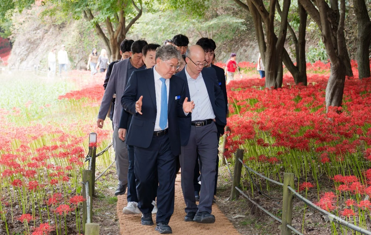 장세일 영광군수는 취임 100일을 맞아 '민생은 가깝게, 경제는 힘차게, 미래는 더 크게'라는 새로운 청사진을 제시하며, 지난 100일간 다져온 혁신의 밑그림을 바탕으로 가시적인 성과를 창출해 내겠다고 다짐했다. / 영광군