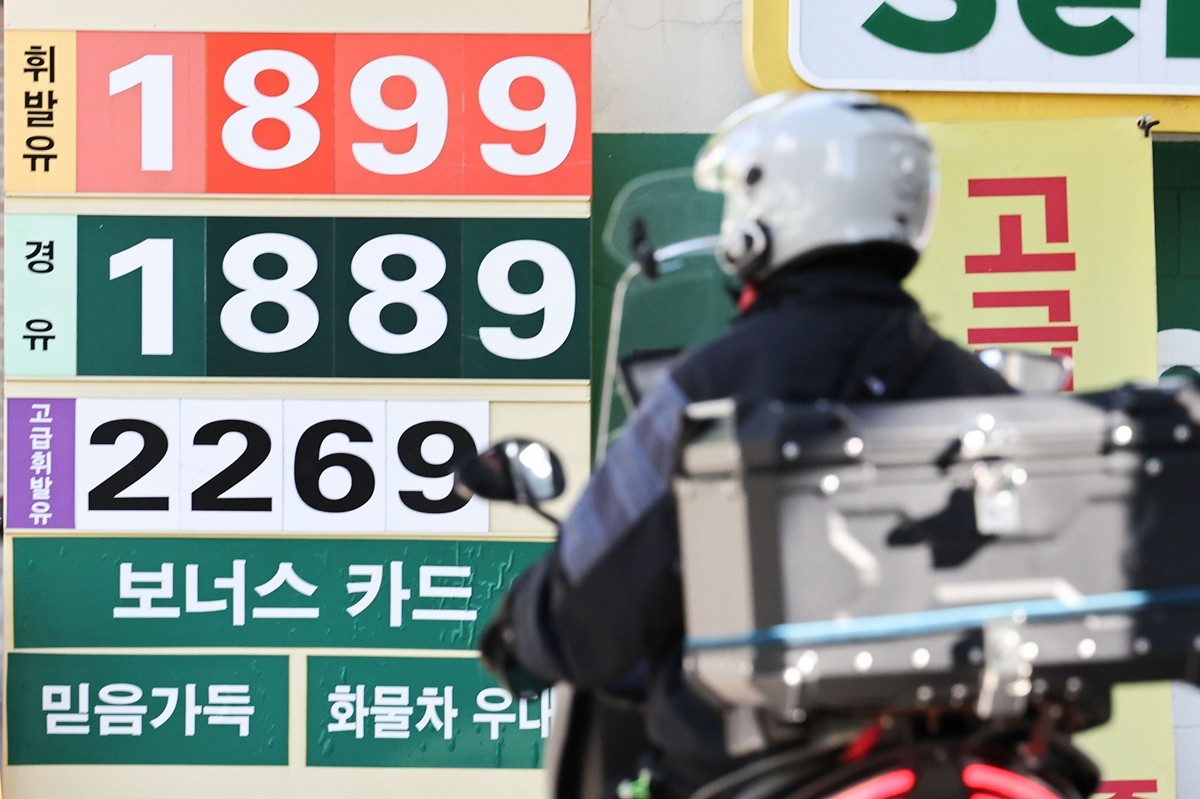 서울 시내 한 주유소 모습. 기사 이해를 돕기 위한 자료 사진. 전국 주유소 기름값이 지난주 대비 소폭 내리며 21주 연속 하락세를 나타냈다. 토요일인 10일 한국석유공사 유가정보시스템 오피넷에 따르면 10월 첫째 주(10월 4일∼8일) 전국 주유소 휘발유 평균 판매 가격은 지난주보다 1리터당 0.4원 내린 1857.6원으로 나타났다. 전국 주유소 경유 평균 판매 가격은 전주와 비교해 0.1원 내린 1843.3원을 기록했다. / 뉴스1
