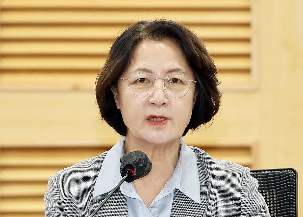 추미애 경기도지사. 기사 이해를 돕기 위한 자료 사진. 추미애 지사가 소속 정당인 더불어민주당이 국정감사 자료로 '도지사 비공개 일정'을 요구했다며 '대략난감'이라고 불편한 기색을 감추지 않았다. 추 지사는 지난 9일 밤 페이스북에 올린 글에서 '비공개 일정은 비밀 일정이 아니다. 도지사에게 일정 비밀이 있을 수 없다'라며 이렇게 밝혔다./ 연합뉴스