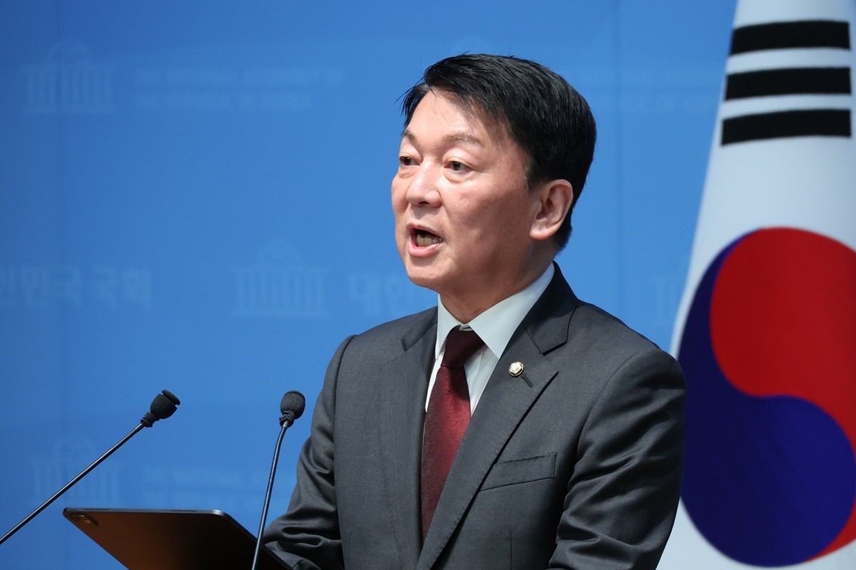 안철수 국민의힘 의원 모습. 기사 이해를 돕기 위한 자료 사진. 안철수 의원은 이재명 대통령을 향해 '북한을 향한 '굴종 광대극'을 즉각 멈춰야 한다'라고 밝혔다. 안 의원은 그러면서 '이재명 대통령은 지난 5일 합참의 최종 발표 이후 5일이 넘었는데도 침묵으로 일관하고 있다'라며 '수없이 올리는 엑스 게시물에서 북한의 '북'자는 물론, '지뢰'라는 단어조차 찾을 수 없다'라고 비판했다. / 뉴스1
