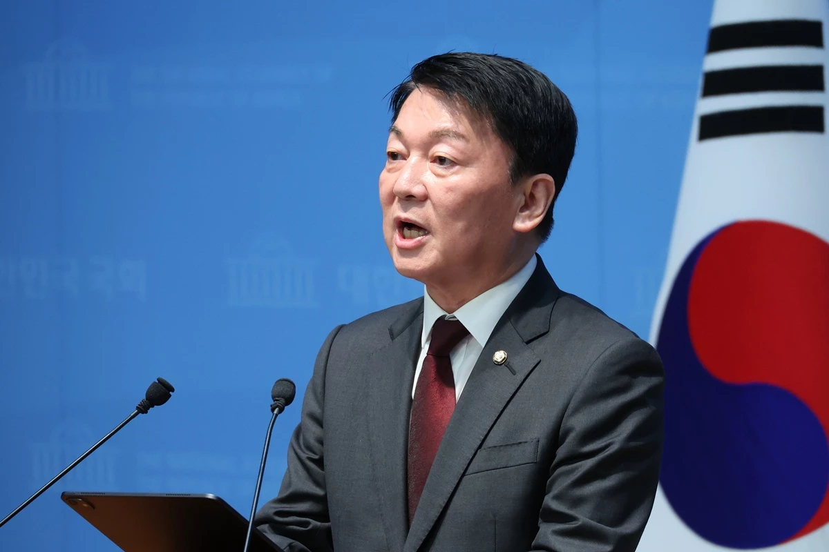 안철수 국민의힘 의원 모습. 기사 이해를 돕기 위한 자료 사진. 안철수 의원은 이재명 대통령을 향해 '북한을 향한 '굴종 광대극'을 즉각 멈춰야 한다'라고 밝혔다. 안 의원은 그러면서 '이재명 대통령은 지난 5일 합참의 최종 발표 이후 5일이 넘었는데도 침묵으로 일관하고 있다'라며 '수없이 올리는 엑스 게시물에서 북한의 '북'자는 물론, '지뢰'라는 단어조차 찾을 수 없다'라고 비판했다. / 뉴스1