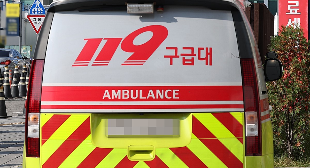 기사 이해를 돕기 위한 자료 사진. 기사 내용과 직접적인 관련은 없음. 서울 광진구 어린이대공원역 인근에서 70대 운전자가 몰던 택시가 인도로 돌진하는 사고가 발생했다 당시 택시는 40대 부부를 덮쳤고 이 사고로 남편이 사망하고 아내가 크게 다친 것으로 파악됐다. 10일 서울 광진경찰서는 교통사고처리특례법상 치사 혐의로 70대 택시 기사 A 씨를 입건해 조사하고 있다고 밝혔다. 70대 A 씨가 몰던 택시는 전날(9일) 오후 9시쯤 서울 광진구에 있는 어린이대공원 정문 인근에서 반대편 차선으로 중앙선을 넘어 인도를 덮친 것으로 파악됐다. / 뉴스1