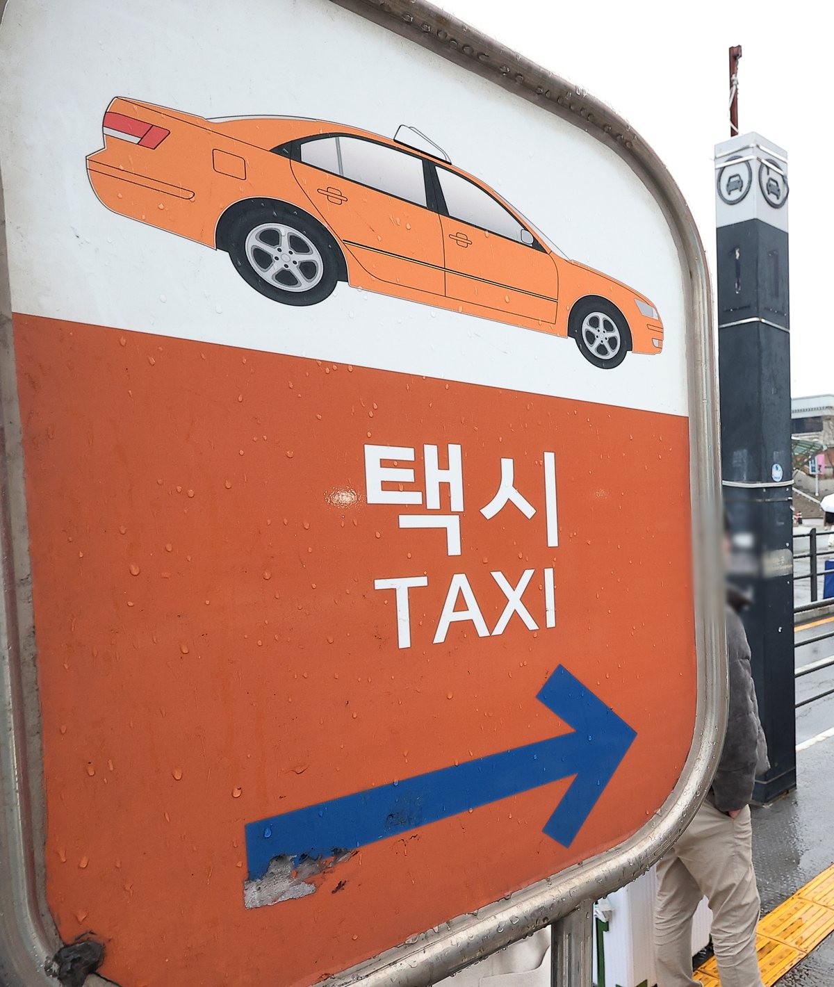 기사 이해를 돕기 위한 자료 사진. 기사 내용과 직접적인 관련은 없음. 서울 광진구 어린이대공원역 인근에서 70대 운전자가 몰던 택시가 인도로 돌진하는 사고가 발생했다 당시 택시는 40대 부부를 덮쳤고 이 사고로 남편이 사망하고 아내가 크게 다친 것으로 파악됐다. 10일 서울 광진경찰서는 교통사고처리특례법상 치사 혐의로 70대 택시 기사 A 씨를 입건해 조사하고 있다고 밝혔다. 70대 A 씨가 몰던 택시는 전날(9일) 오후 9시쯤 서울 광진구에 있는 어린이대공원 정문 인근에서 반대편 차선으로 중앙선을 넘어 인도를 덮친 것으로 파악됐다. / 연합뉴스
