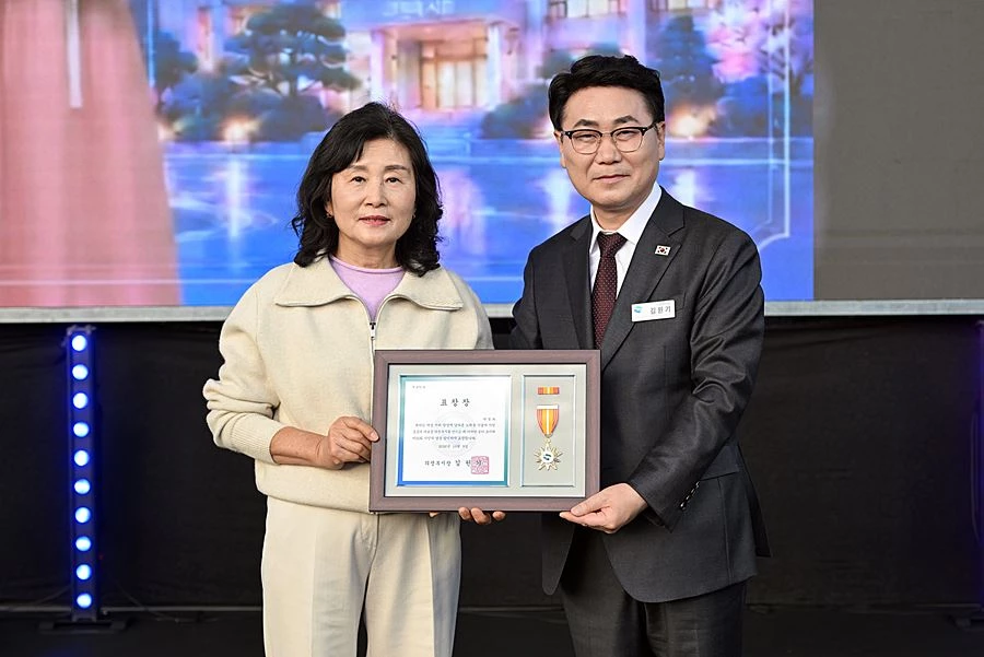 김원기 의정부시장이 10월 9일 ‘제55회 의정부시민의 날 기념식’에서 의정부 발전에 기여한 시민들에게 표창을 수여한 뒤 함께 기념사진을 찍고 있다