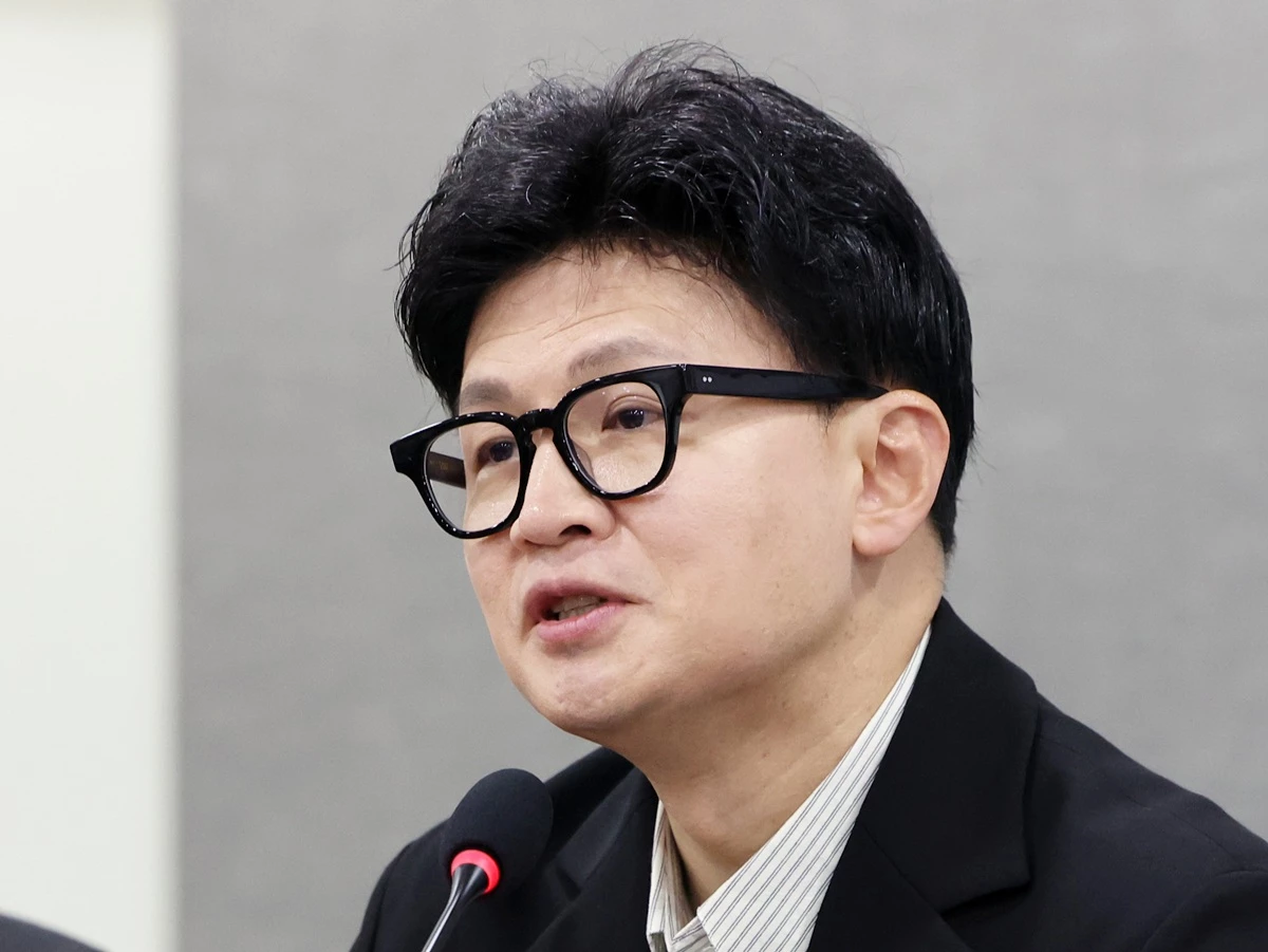 한동훈 무소속 의원. 기사 이해를 돕기 위한 자료 사진. 더불어민주당이 한동훈 의원이 법무부 장관 재직 당시 딸의 '허위 스펙' 의혹 수사에 개입한 것 아니냐며 진상 규명을 거듭 촉구했다. 박성준 더불어민주당 수석대변인은 10일 논평을 내고 한동훈 의원이 장관으로 재직하던 2022년 11월 경찰이 한 의원 딸 사건 수사를 위해 미국에 국제 사법공조를 요청했으나 검찰이 이를 반려했다며 '한 의원이 딸 사건을 덮었나'라고 물었다. / 뉴스1