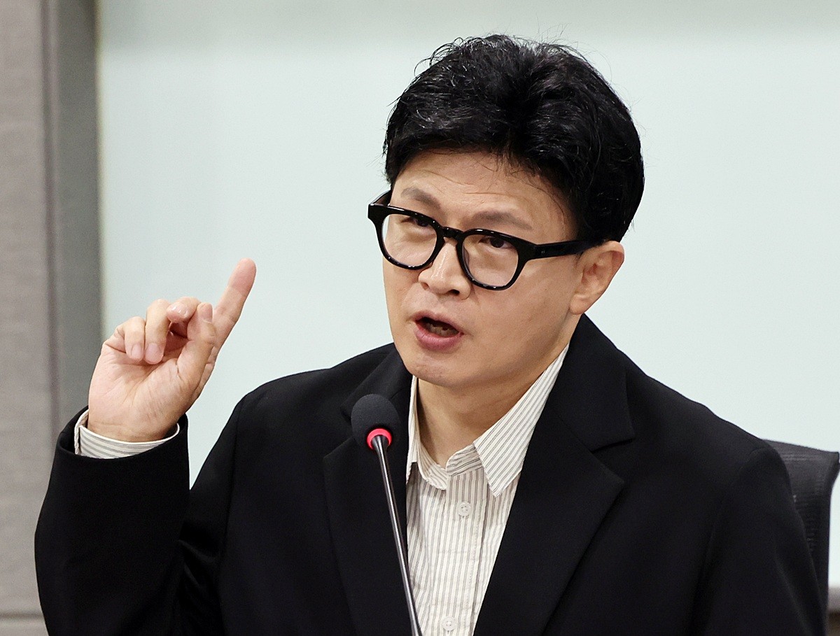 한동훈 무소속 의원. 기사 이해를 돕기 위한 자료 사진. 더불어민주당이 한동훈 의원이 법무부 장관 재직 당시 딸의 '허위 스펙' 의혹 수사에 개입한 것 아니냐며 진상 규명을 거듭 촉구했다. 박성준 더불어민주당 수석대변인은 10일 논평을 내고 한동훈 의원이 장관으로 재직하던 2022년 11월 경찰이 한 의원 딸 사건 수사를 위해 미국에 국제 사법공조를 요청했으나 검찰이 이를 반려했다며 '한 의원이 딸 사건을 덮었나'라고 물었다. / 뉴스1