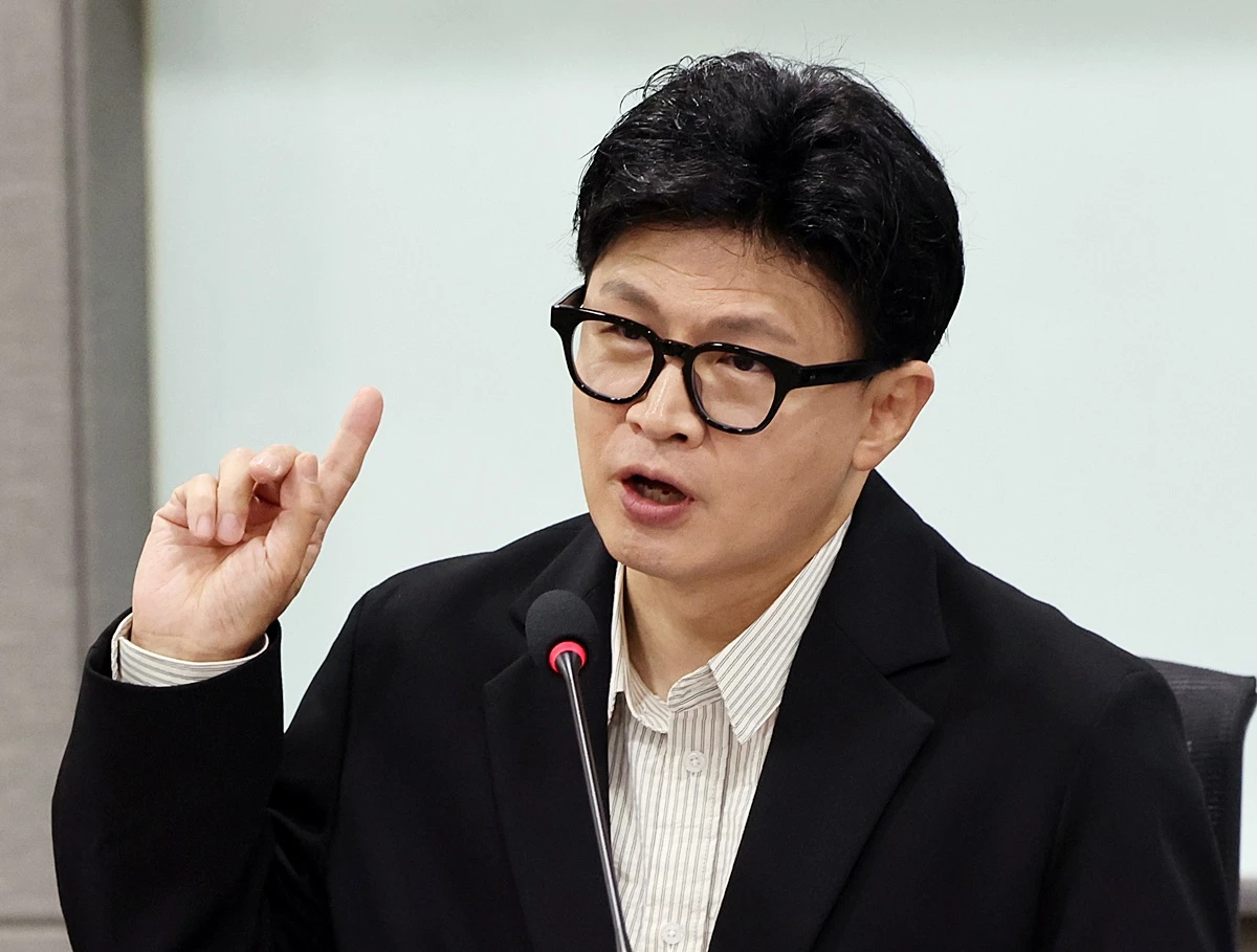한동훈 무소속 의원. 기사 이해를 돕기 위한 자료 사진. 더불어민주당이 한동훈 의원이 법무부 장관 재직 당시 딸의 '허위 스펙' 의혹 수사에 개입한 것 아니냐며 진상 규명을 거듭 촉구했다. 박성준 더불어민주당 수석대변인은 10일 논평을 내고 한동훈 의원이 장관으로 재직하던 2022년 11월 경찰이 한 의원 딸 사건 수사를 위해 미국에 국제 사법공조를 요청했으나 검찰이 이를 반려했다며 '한 의원이 딸 사건을 덮었나'라고 물었다. / 뉴스1